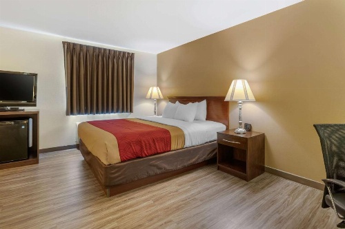 Econo Lodge Inn & Suites Fairgrounds image 14