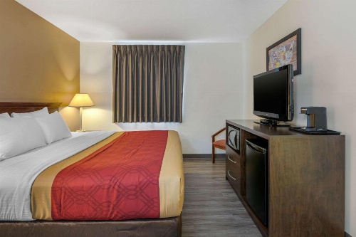 Econo Lodge Inn & Suites Fairgrounds image 19