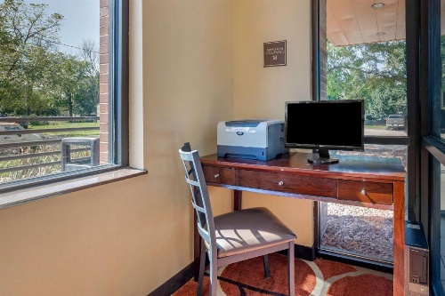 Econo Lodge Inn & Suites Fairgrounds image 6